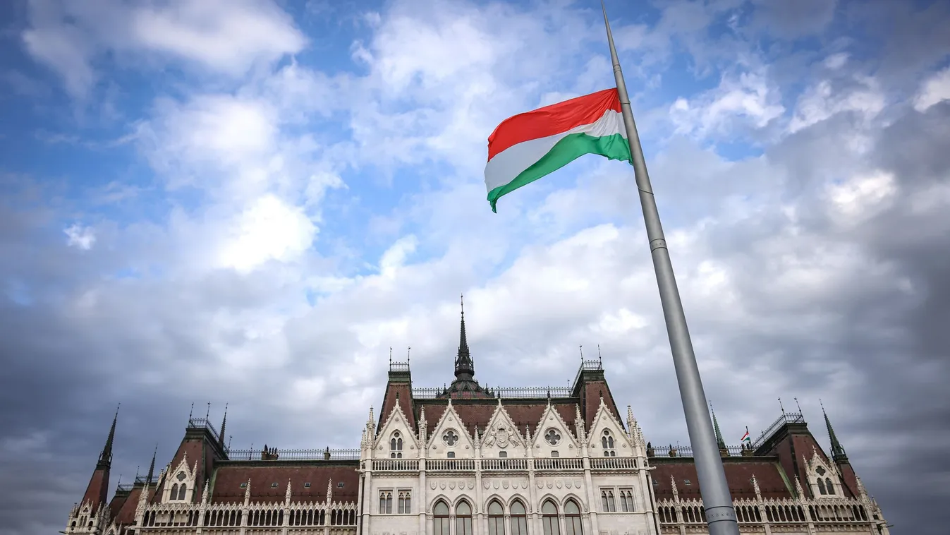 Augusztus  20,  ünnepélyes tisztavatás, és zászlófelvonás a Kossuth téren, 2022. augusztus 20. Szent István Nap 