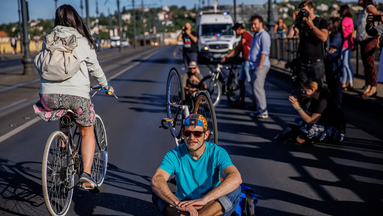 KATA, tüntetés, változtatás, KATA adózás változás, miatti, tiltakozás, demonstráció, futár, futárok, Budapest, Margit híd, pesti hídfő, 2022.07.18., hétfő, reggel 