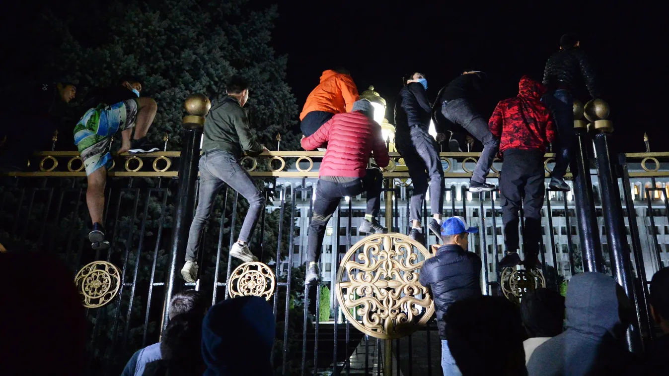vote demonstration Horizontal Protesters attempt to break through the gates of the government headquarters during a rally against the results of a parliamentary vote in Bishkek on October 5, 2020. (Photo by VYACHESLAV OSELEDKO / AFP) 