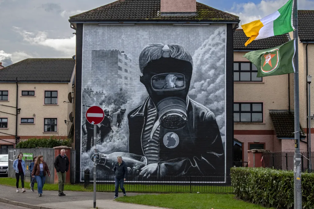 street art, The street art in Bogside, the suburb of Derry that sits below the city walls, are regarded as the most famous political murals in Europe. 