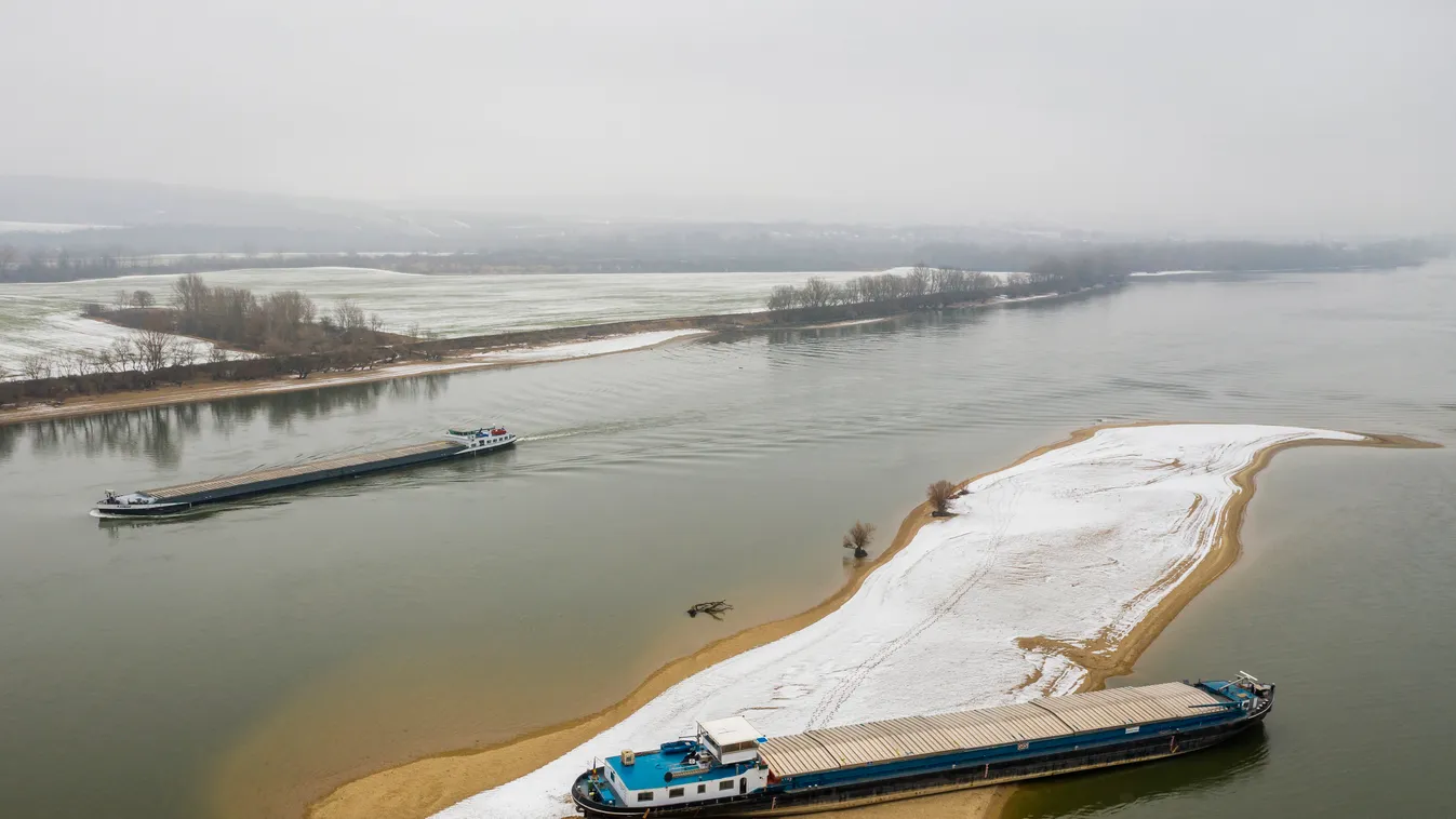 Szob, 2019. január 30.
Megfeneklett, román felségjelzésű, Jess nevű teherhajó a Dunán, az esztergomi Helemba-sziget és Szob között 2019. január 30-án. A hajó január 17-én futott zátonyra.
MTI/Mohai Balázs 