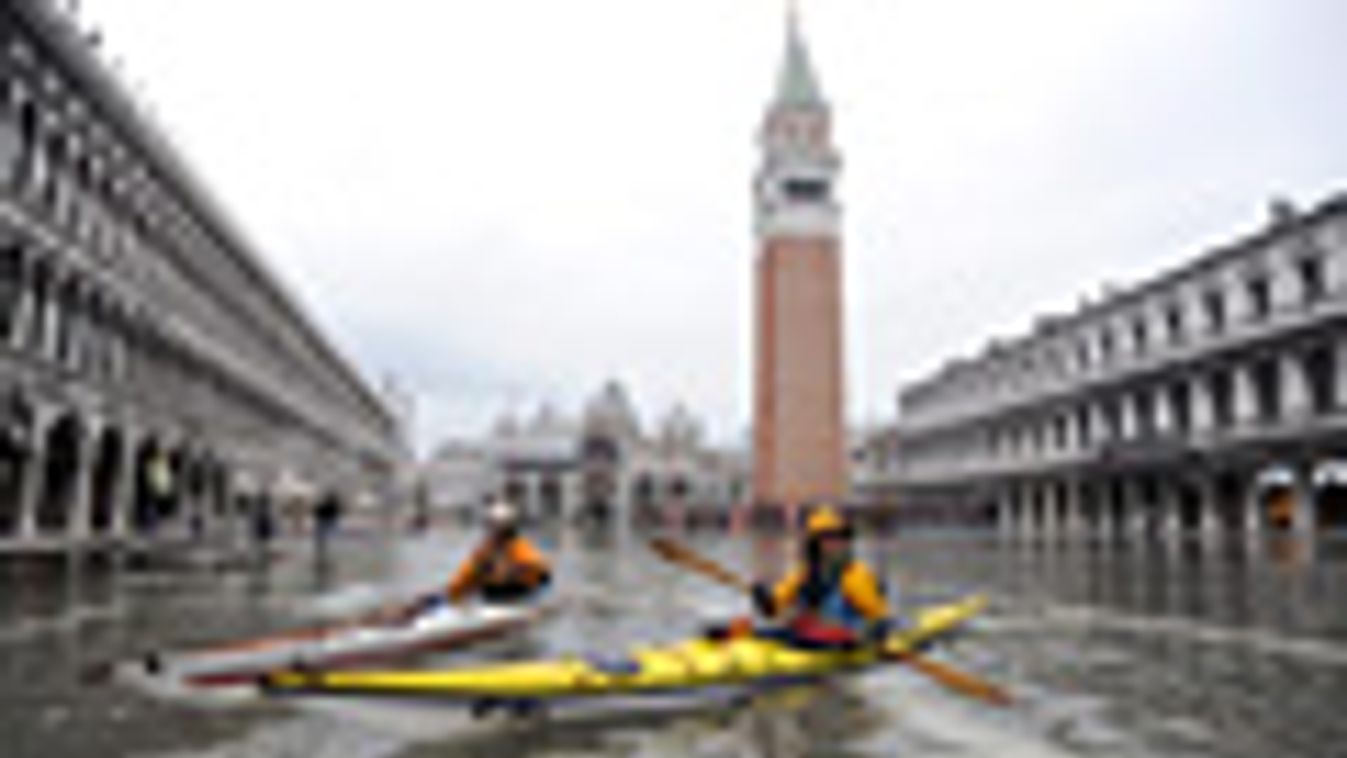 Velence, 2011. november 6. Kajakkal közlekednek a vízzel borított Szent Márk téren, Velencében a dagály tetőzésekor.