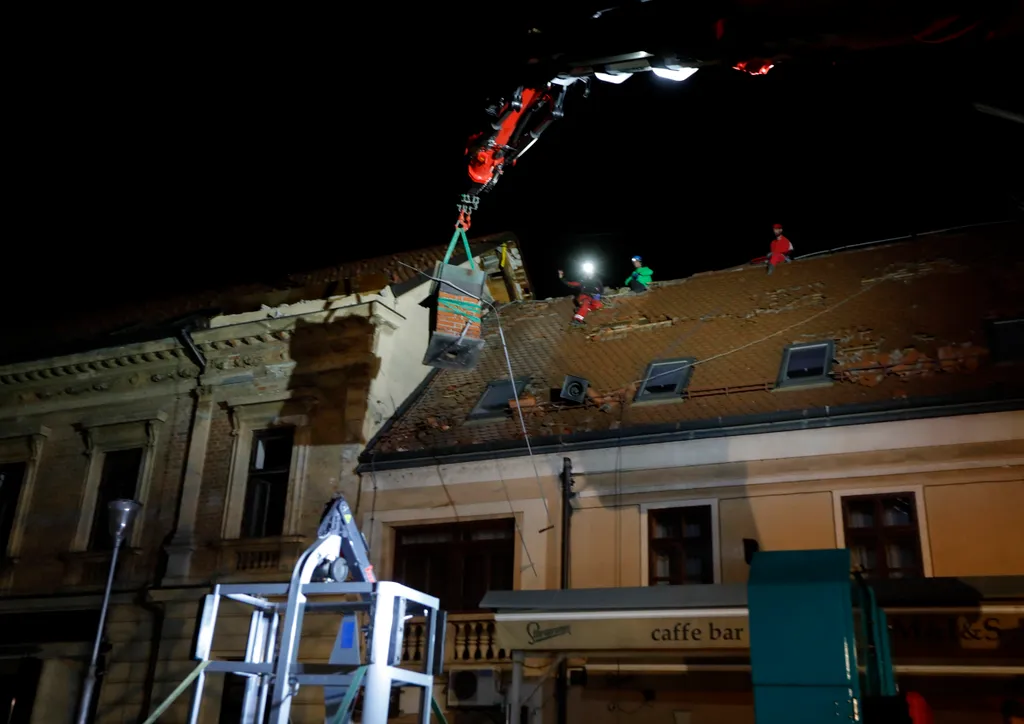 Horvátország, földrengés 2020.12.30. earthquake  ÁLTALÁNOS KULCSSZÓ ÉPÜLET esti felvétel FOTÓ FOTÓTECHNIKA rom romeltakarítás romos épület 