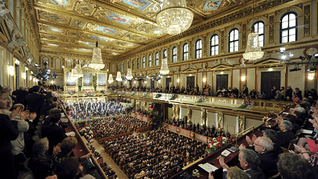 A Bécsi Filharmonikusok hagyományos újévi koncertjüket adják, koncerrterem, köhögő közönség