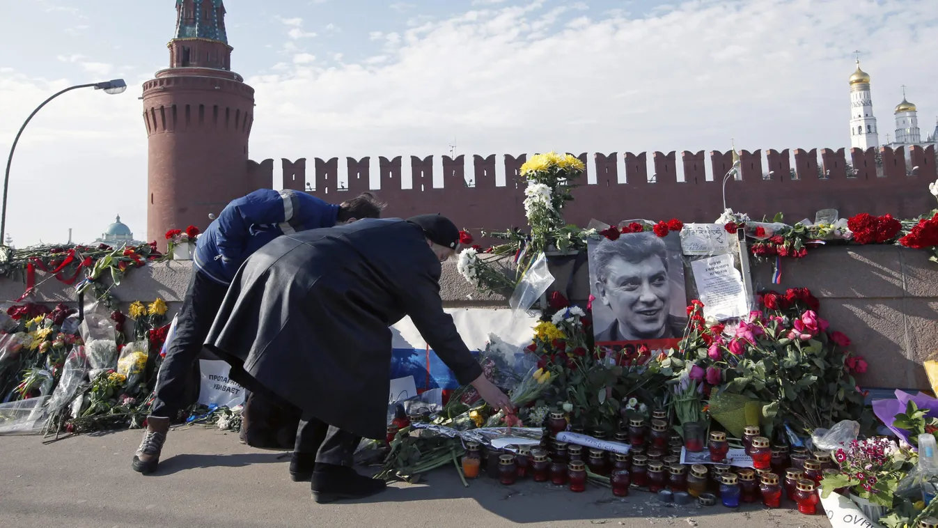 NYEMCOV, Borisz Virágok a meggyilkolt Borisz Nyemcov volt orosz miniszterelnök-helyettes és ellenzéki vezető portréja mellett a tragédia helyszínén, Moszkvában. Az orosz ellenzéki Népi Szabadság Pártja (Parnasz) és a Szolidaritás mozgalom társelnökét 2015