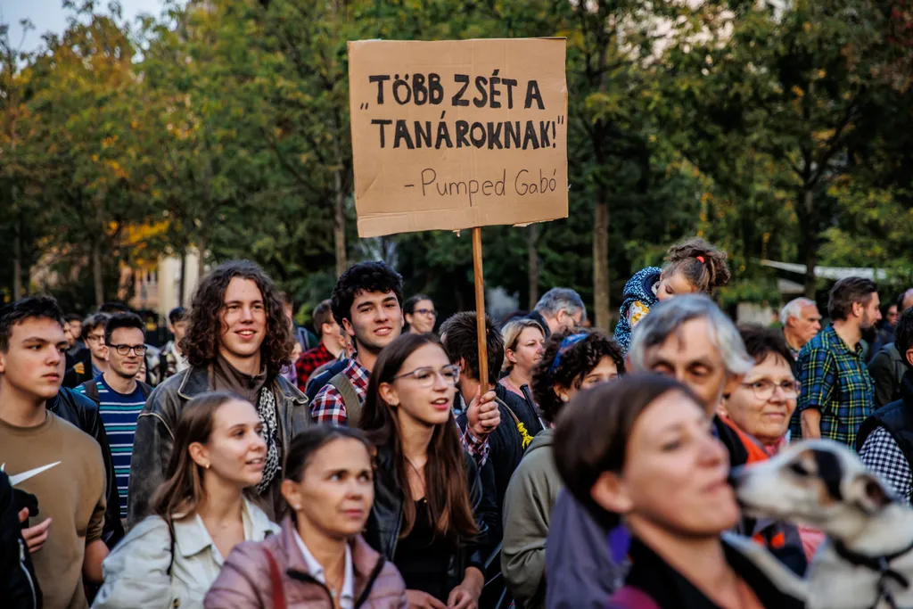 tanártüntetés, tüntetés, tanár, 2022.10.14., hősök tere 