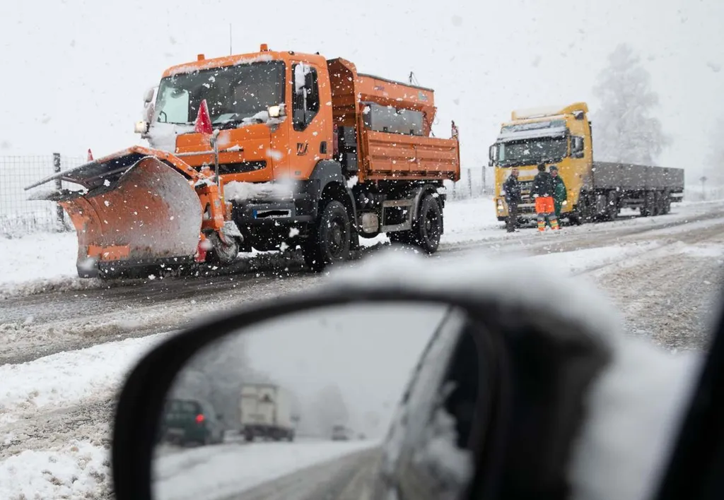 havazás, Dunántúl, Elakadt a forgalom a 76-os főúton Nagykapornak határában. Teherautó mentés zajlik. 