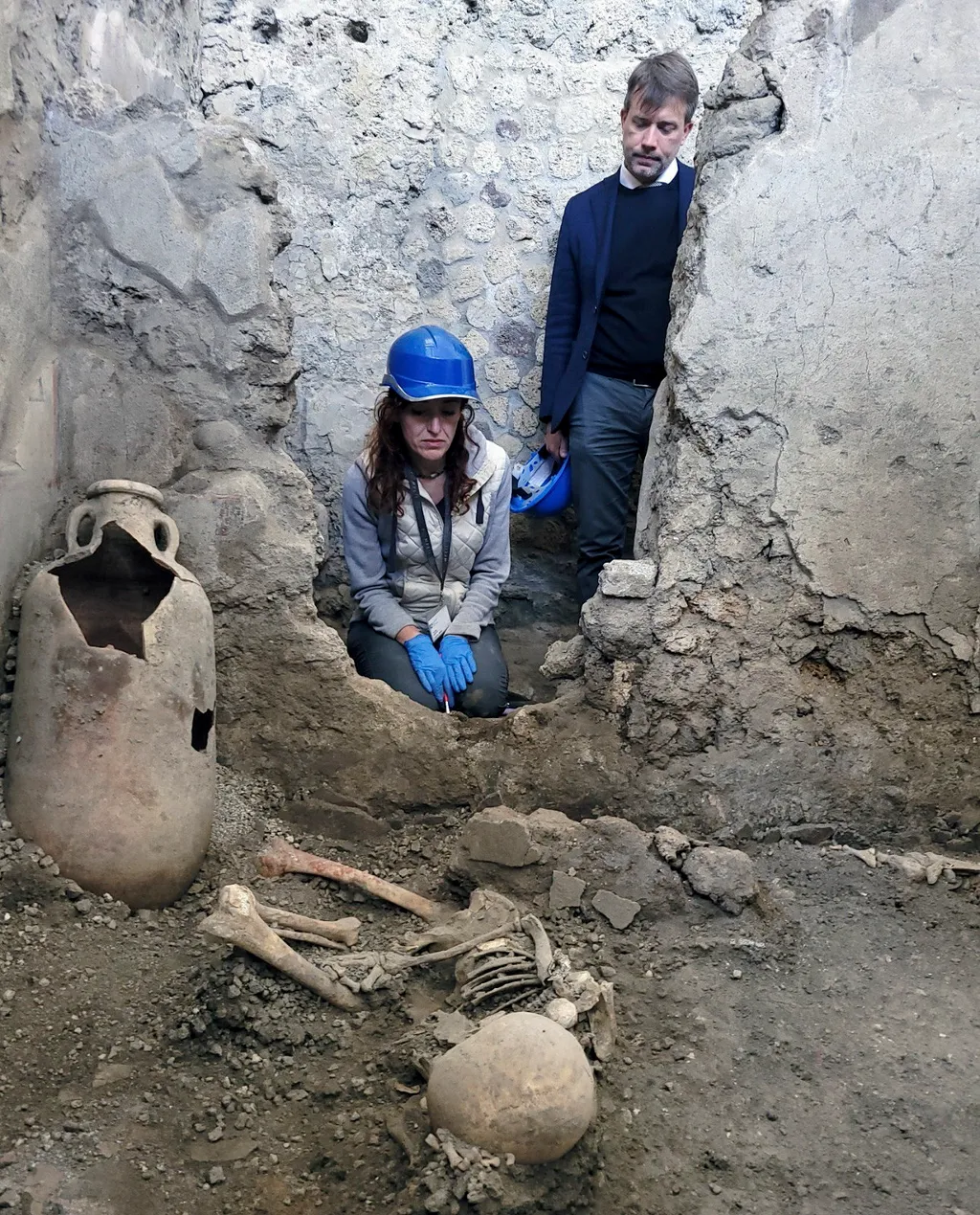 Pompeji, ásatás, régészet, Olaszország
A Pompeji Régészeti Park által 2023. május 16-án közreadott kép két feltehetőleg férfi csontváz egyikéről, amelyeket a közelmúltban találtak meg az oldalukon fekve a pompeji Casti Amanti épületegyüttes leomlott fala 