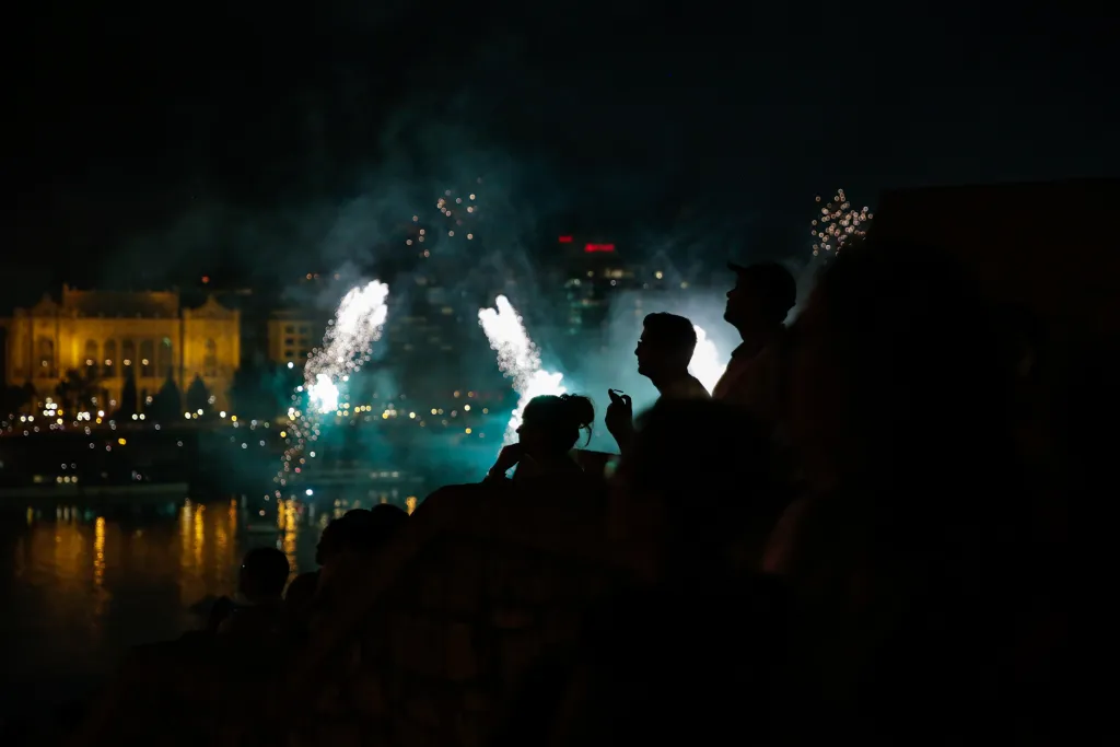 Tűzijáték, Budapest, 2022.08.27., tömeg, „Tűz és fények játéka" című műsor, 
