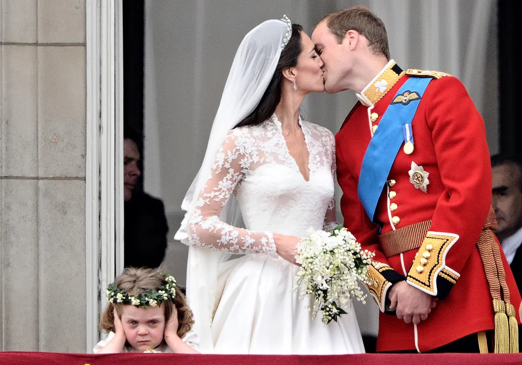 Horizontal WEDDING ROYAL FAMILY PRINCE PRINCESS COUPLE BUST KISS KISSING LITTLE GIRL ATTITUDE HAND ON FACE évvégi 