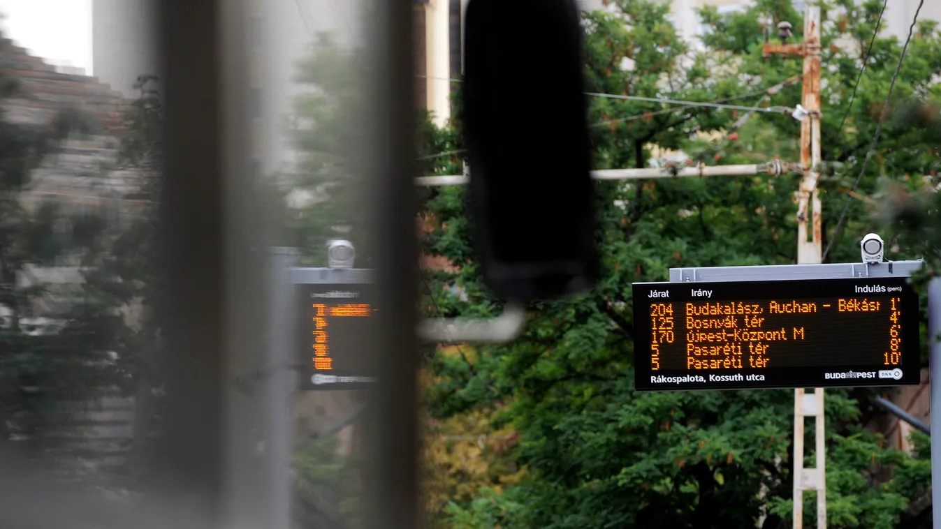 FOTÓ ÁLTALÁNOS információs tábla kijelző KÖZLEKEDÉSI LÉTESÍTMÉNY utastájékoztató villamosmegálló Budapest, 2013. szeptember 9.
Utasok tájékoztatására szolgáló Futár rendszer kijelzője a 12-es villamos rákospalotai végállomásánál, a Kossuth utcában 2013. s
