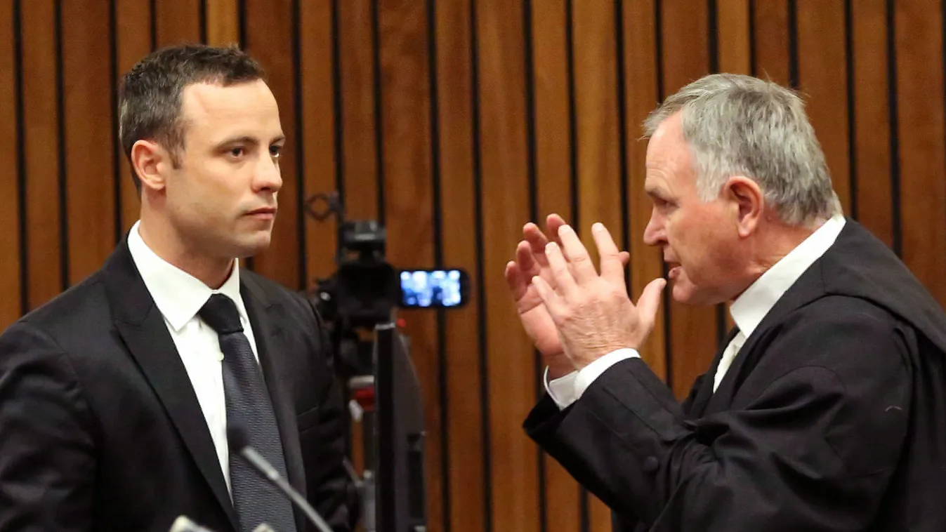 Pretoria, 2014. március 5.

A barátnője meggyilkolásával vádolt Oscar Pistorius hatszoros paralimpiai bajnok dél-afrikai futó ügyvédjét, Barry Roux-ot hallgatja perének harmadik tárgyalási napján, 2014. március 5-én egy pretoriai bíróságon. A mindkét alsó