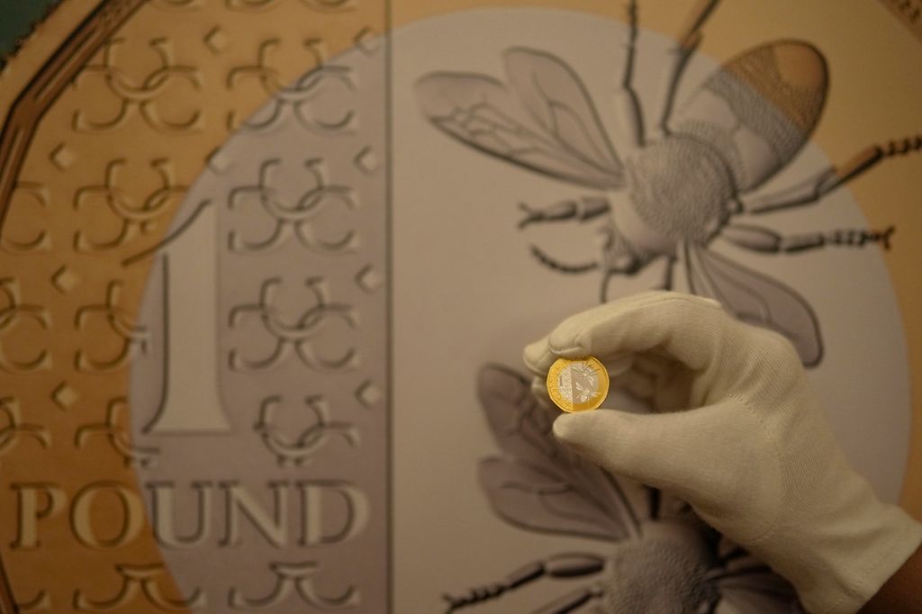 III. KÁROLY London, 2023. október 12.
A Brit Királyi Pénzverde egyik munkatársa mutatja az új egyfontos érmét, amelyen a méh motívuma látható a Londonban tartott sajtótájékoztatón 2023. október 12-én. A pénzverde tájékoztatása szerint ez év végén kezdik f