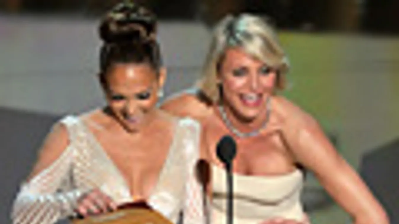 Jennifer Lopez és Cameron Diaz átadja a legjobb kosztüm díját a 2012-es Oscar-díj átadón