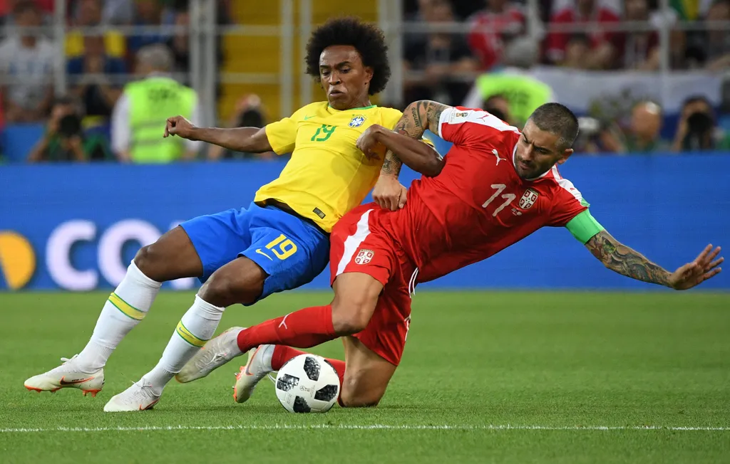 Russia World Cup Serbia - Brazil soccer football FIFA Brazil's Willian, left, and Serbia's Aleksandar Kolarov struggle for a ball during the World Cup Group E soccer match between Serbia and Brazil at the Spartak stadium, in Moscow, Russia, June 27, 2018.