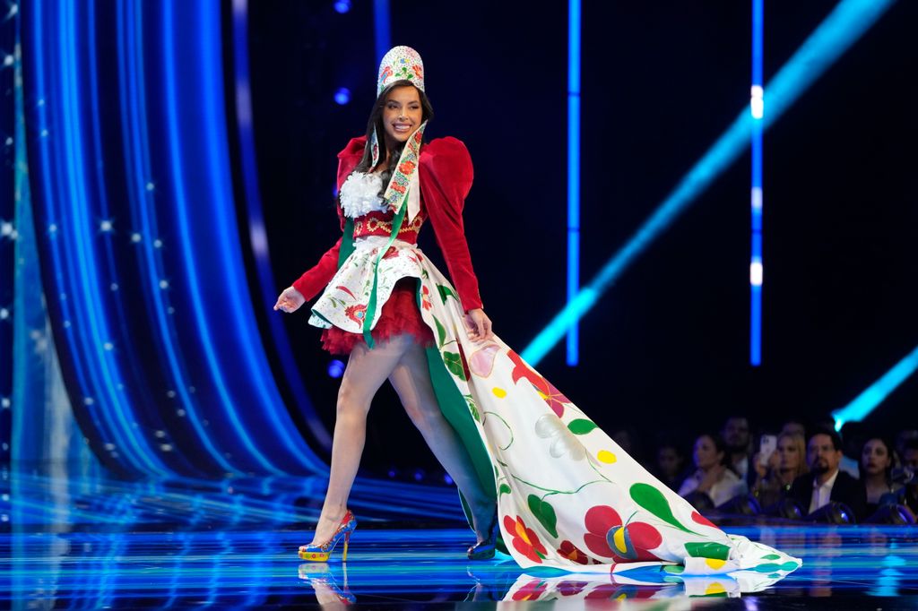 San Salvador, 2023. november 17.
A Miss Universe Hungary 2023 címet viselő Blága Tünde 27 éves manöken a kifutón a népviselet számban, a Miss Universe 2023 szépségverseny bikini San Salvador 