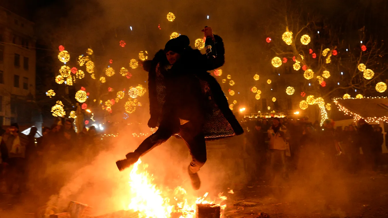 A nap képei Budapest, 2015. január 1.
Tűzön ugrik át egy szilveszterező férfi a belvárosi Vörösmarty téren 2014. december 31-én este.
MTI Fotó: Kovács Tamás 