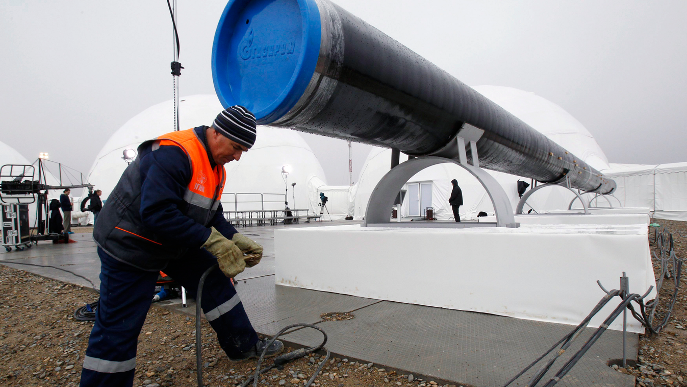 Hegesztéshez való előkészületeket végez egy munkás, mielőtt megkezdődik a Déli Áramlat földgázvezeték építése az oroszországi Anapában 2012. december 7-én 