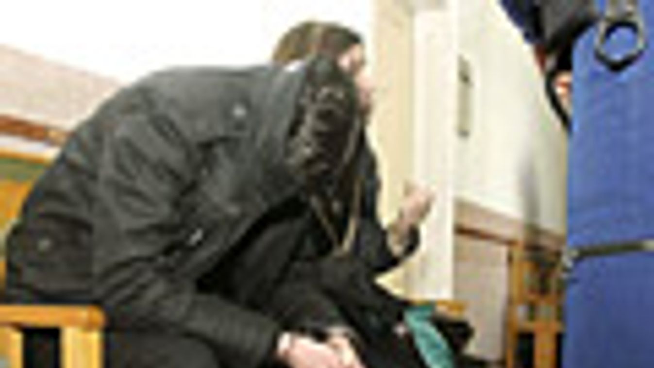 agárdi éheztetők, agárd, Rendőr várakozik 2013. április 19-én a székesfehérvári bíróság folyosóján az előzetes letartóztatásról döntő ülésre azzal a férfival, aki a gyanú szerint feleségével halálra éheztette gyermekét Agárdon.