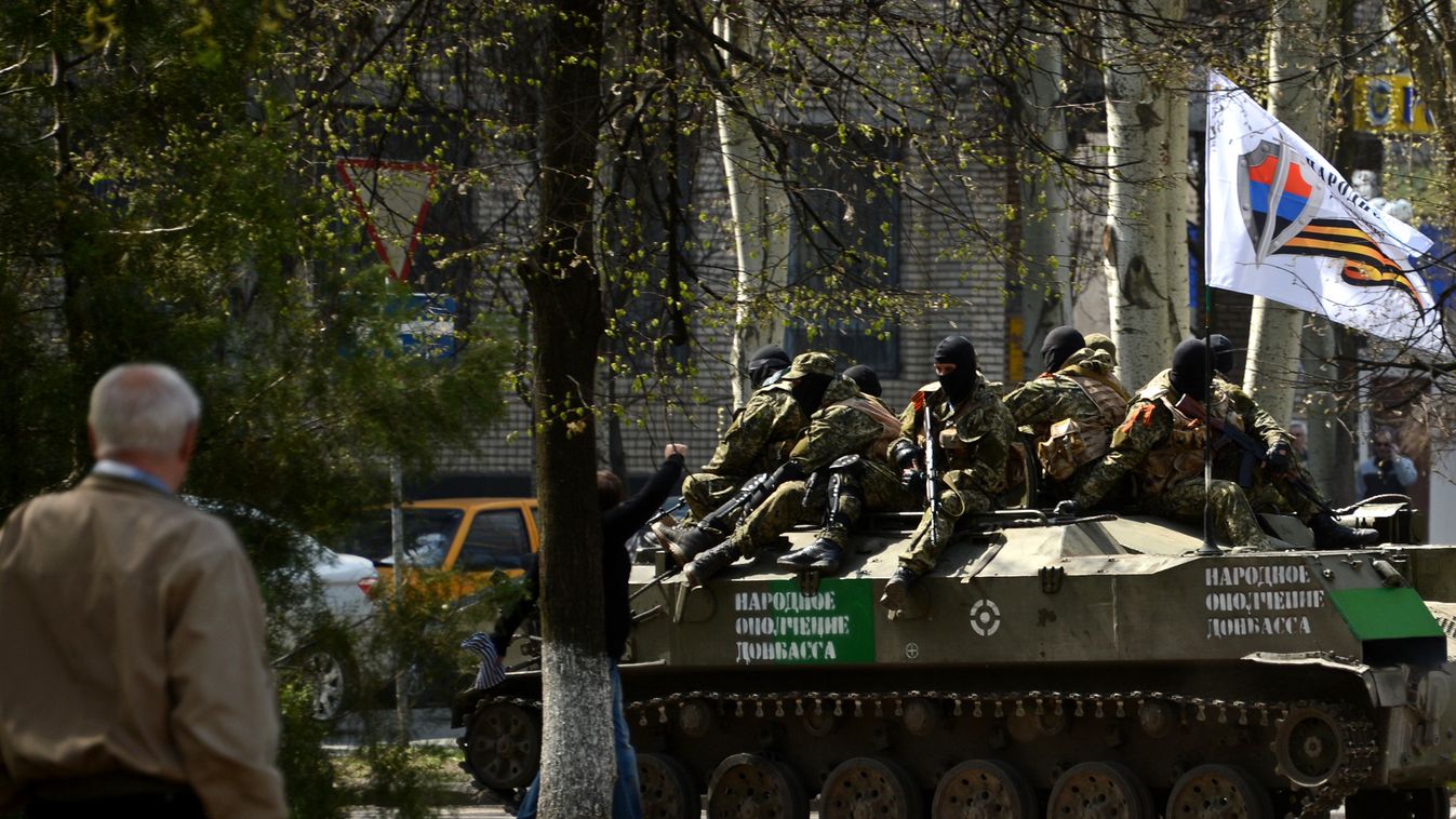 A kelet-ukrajnai oroszbarát fegyveresek kicsodák? Oroszbarát katonák egy páncéloson kelet-Ukrajnában 