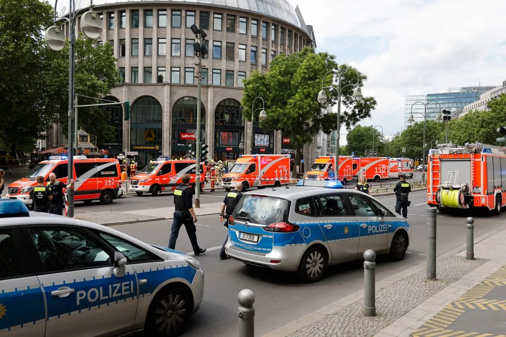 baleset, Berlin, autó, Rendőr tűzoltó berlini Breitscheid tér, gázolás, tömeg, helyszín, AFP, legújabbak 