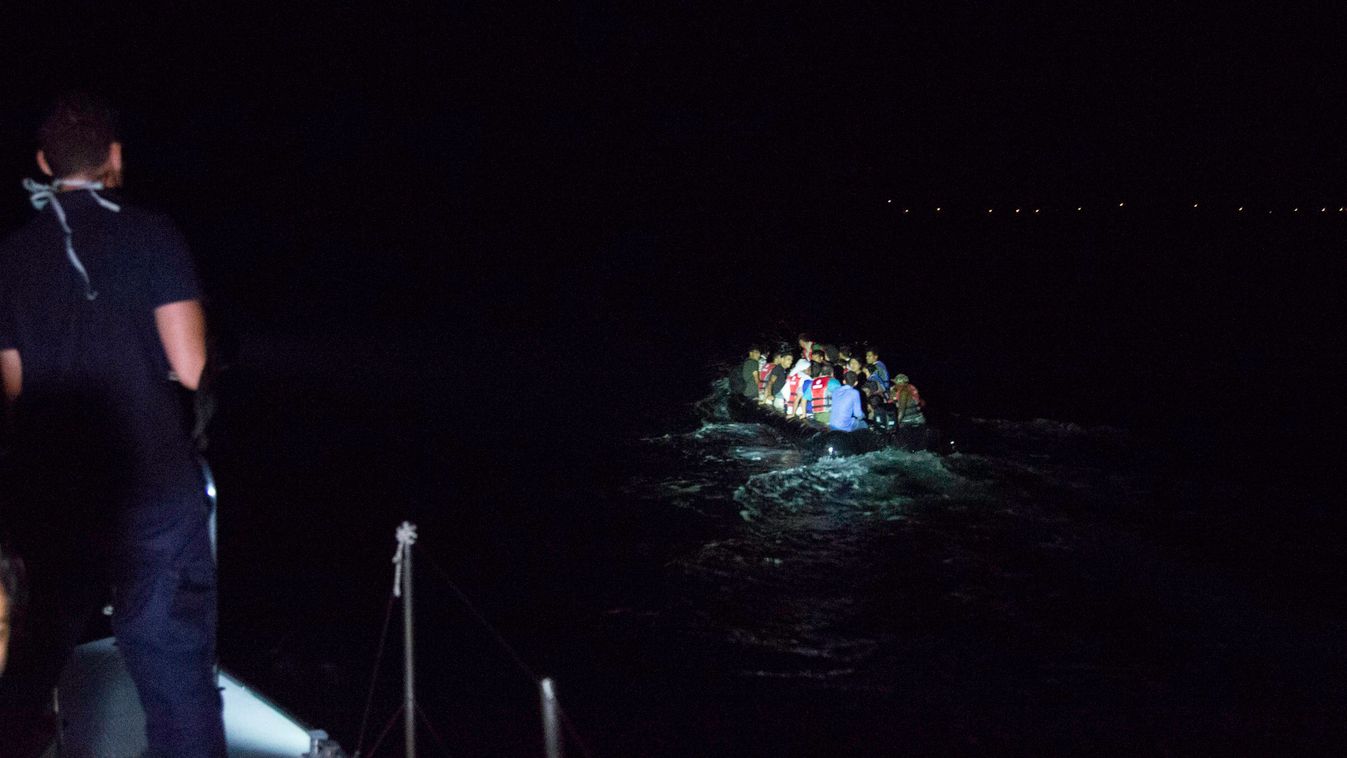 Görögországba hajón érkező közel-keleti migránsok 