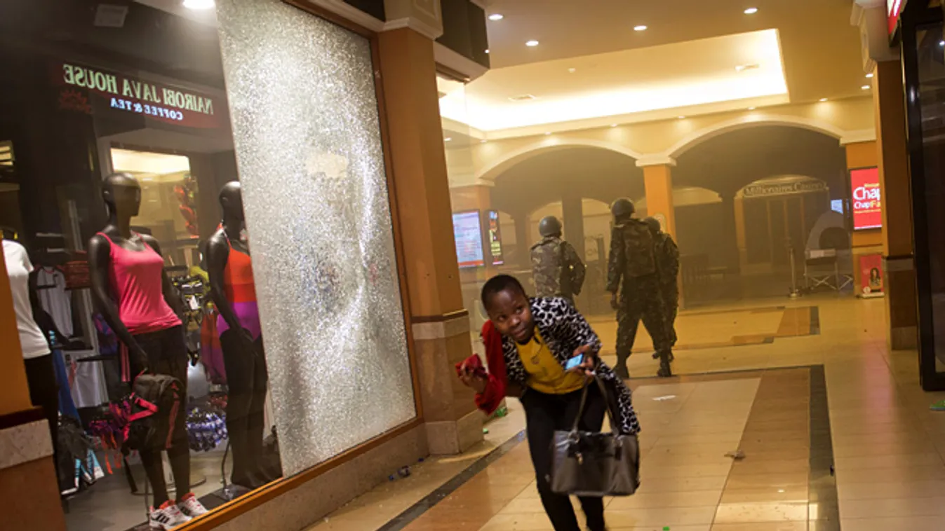Támadás egy plázában Kenyában, al-Sabab iszlamista szélsőségesek, menekülő nő a Westgate bevásárlóközpontban 