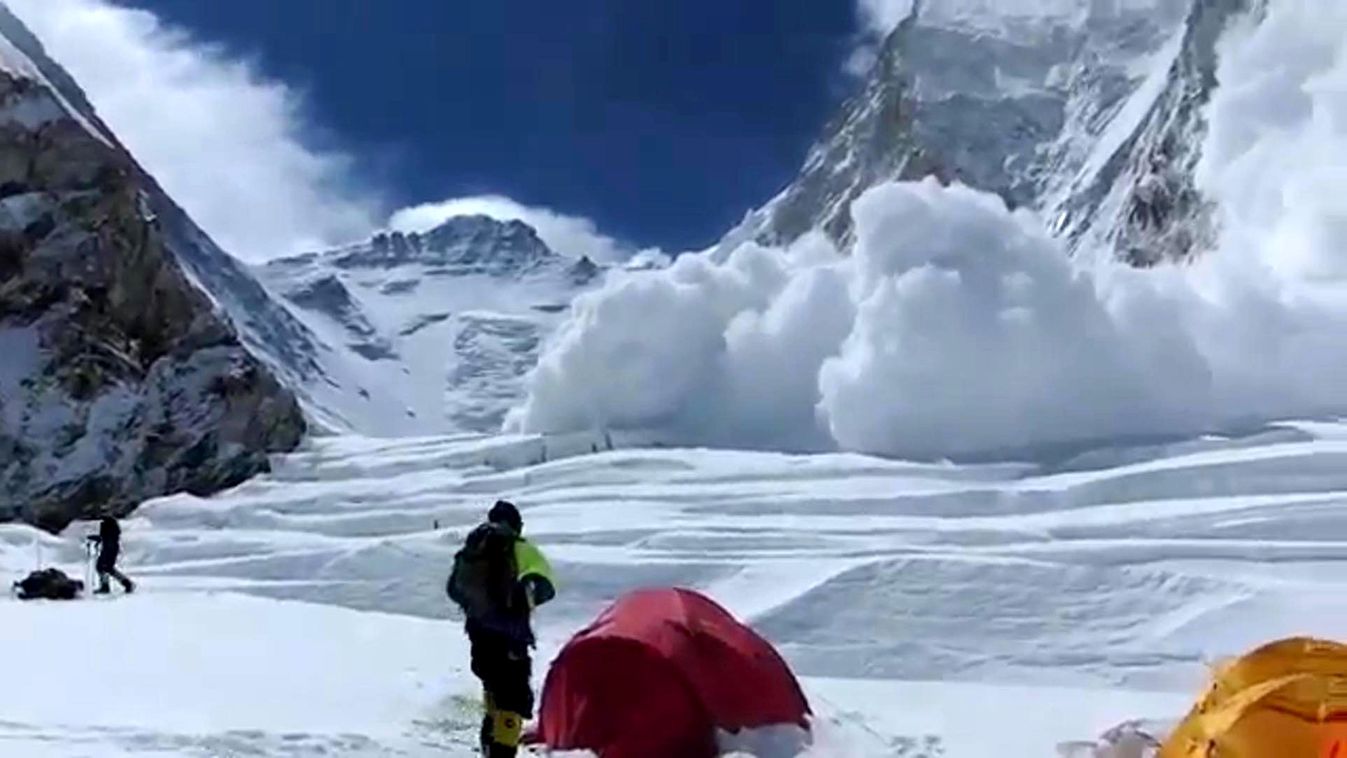 Kép a lezúduló lavináról 