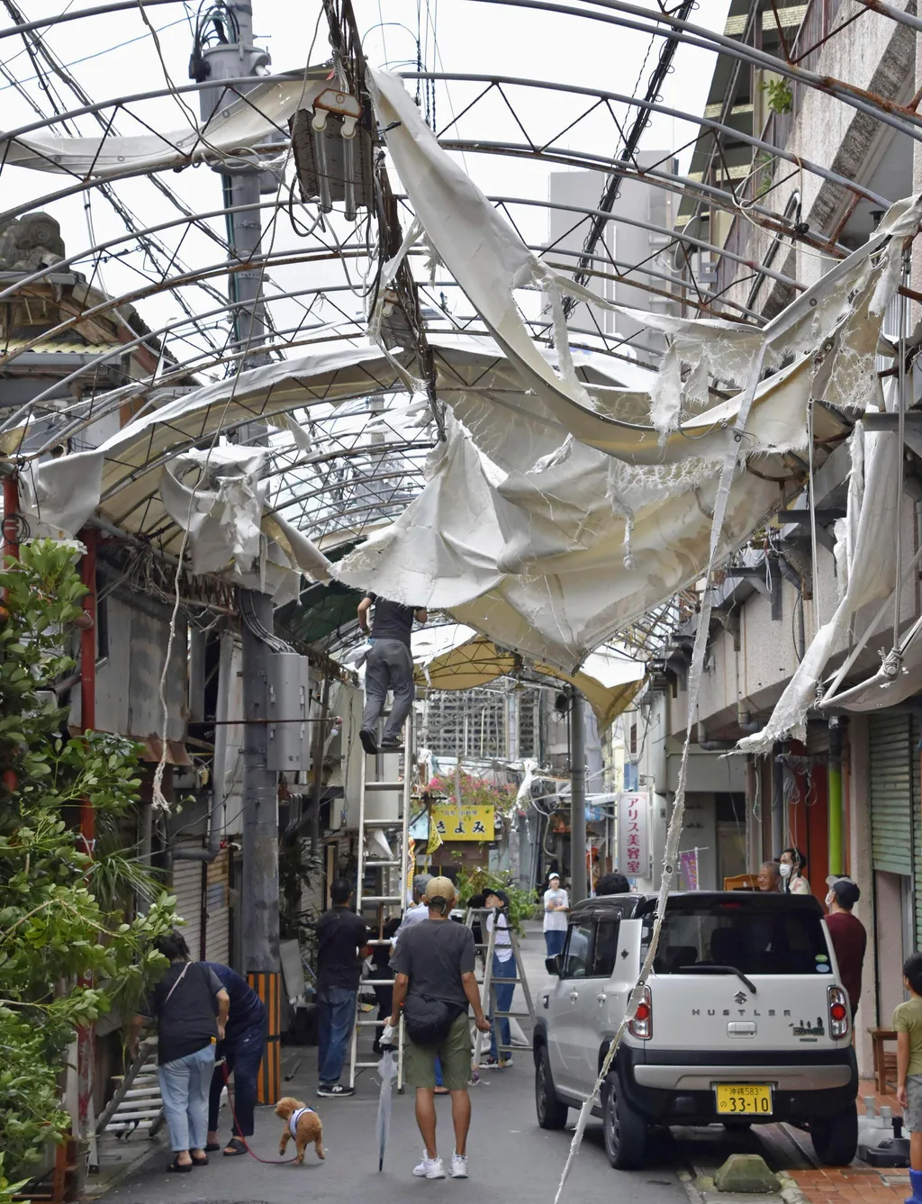 Tájfun Japán Khanun
Munkások a Khanun tájfun által megrongált egyik épület javítási munkálatai közben Okinava legnépesebb városában, Nahában 2023. augusztus 3-án. A ciklon Okinaván mintegy 200 ezer háztartásban okozott áramkimaradást, több, mint 900 