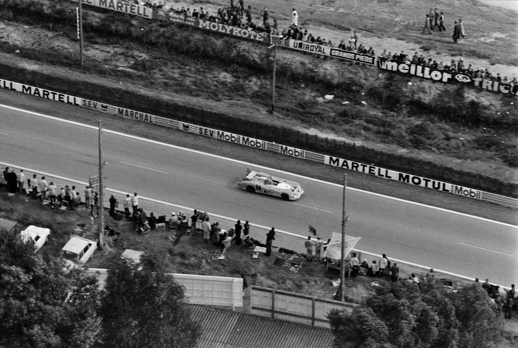 François Cevert Forma-1 hősi halottai galéria  Horizontal CAR RACING BLACK AND WHITE PICTURE AERIAL VIEW SPORT-ACTION LE MANS 24 HOUR RACE 