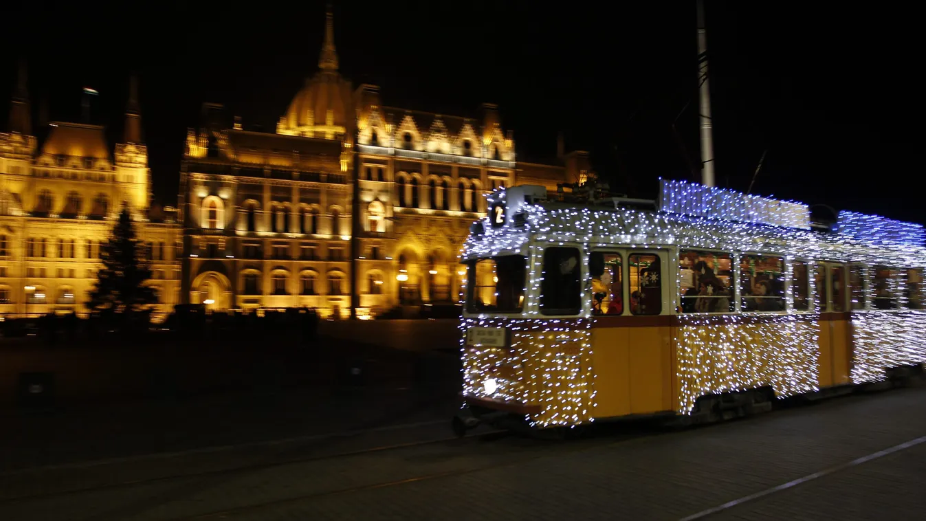 díszkivilágítás éjszakai felvétel ÉPÜLET FOTÓ FOTÓ ÁLTALÁNOS FOTÓTECHNIKA karácsonyi villamos KÖZLEKEDÉSI ESZKÖZ Országház Parlament villamos Budapest, 2014. december 19.
A karácsonyi fényvillamos a Parlament előtt, a Kossuth Lajos téren 2014. december 19