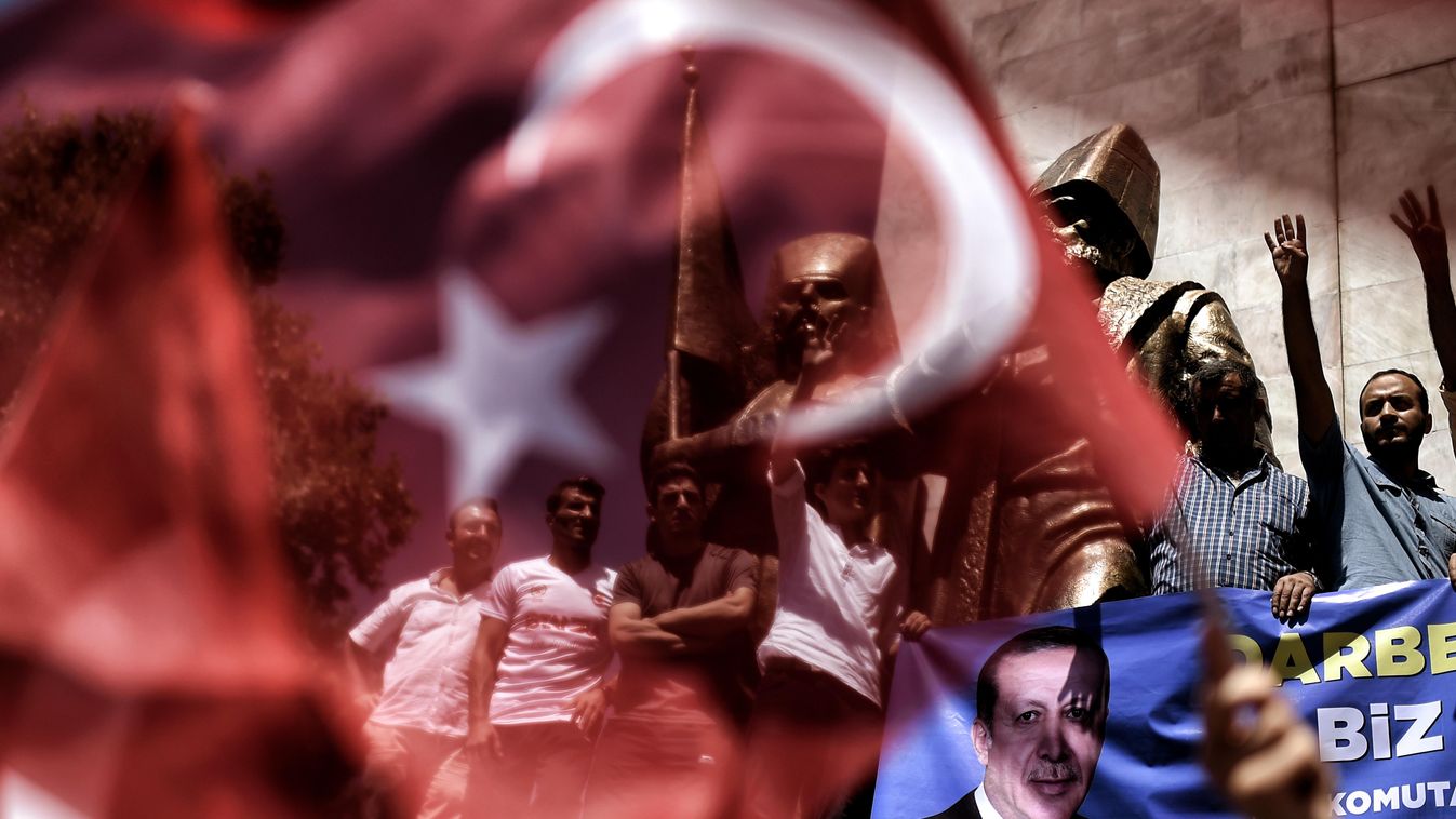 Recep Tayyip Erdogan elnököt támogató demonstráció Törökországban 