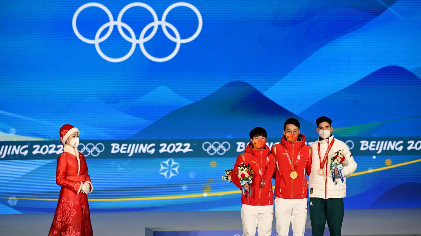 Liu Shaoang  éremátadás, díjátadó, olympics Liu Shaoang RÖVID PÁLYÁS GYORSKORCSOLYA, 1000 m, Téli Olimpia 2022, Peking, Horizontal OLYMPIC GAMES WINTER OLYMPIC GAMES MEDAL PODIUM SHORT TRACK SPEED SKATING 