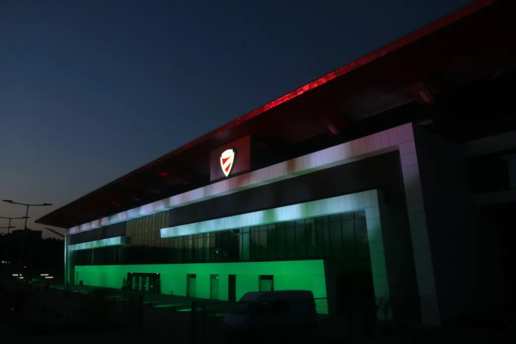 Foci EB, labdarúgó Európa-bajnokság, Euro 2020, labdarúgás, stadion, kivilágított stadion, kivilágítás, piros-fehér-zöld díszkivilágítás, magyar zászló 