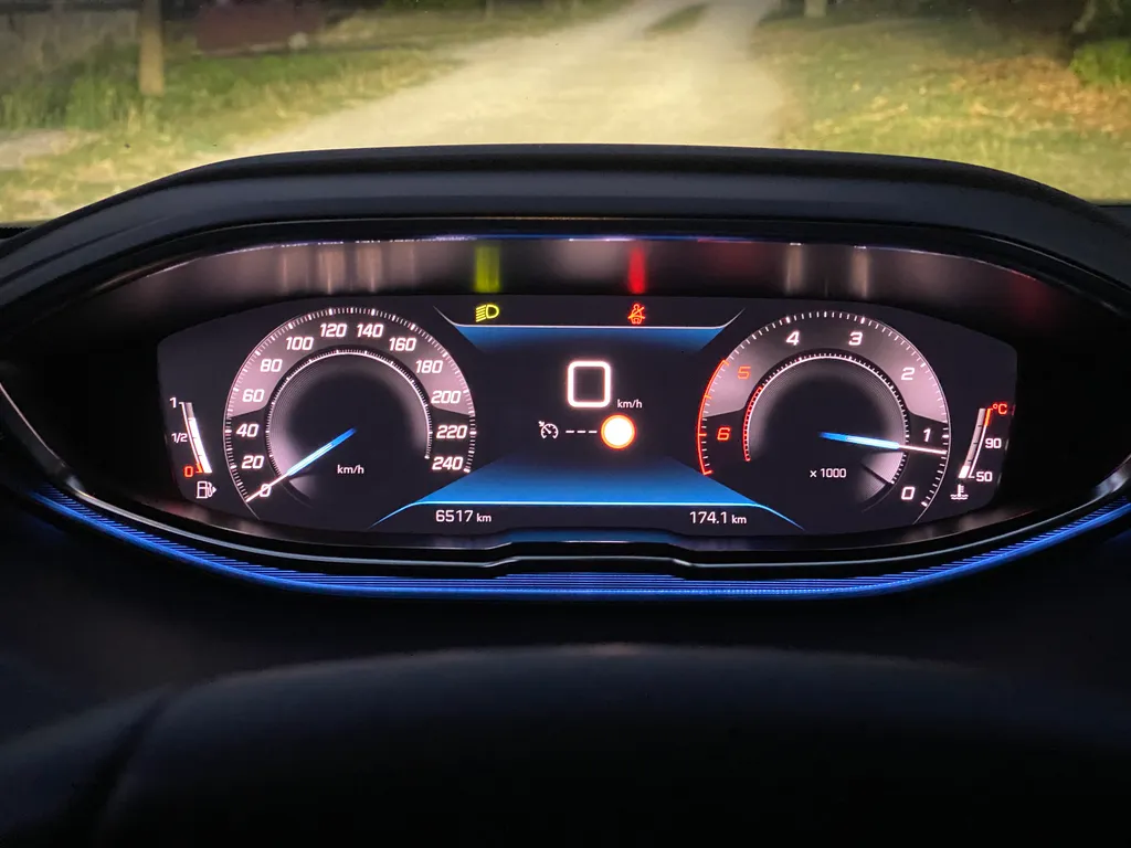 Peugeot 5008 1,5 Blue HDi Active teszt (2021) 
