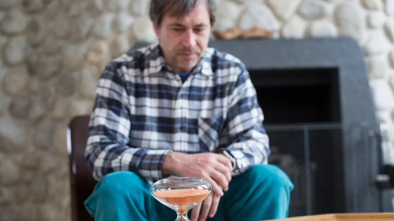 marc newson hourglass homokóra hodinkee 