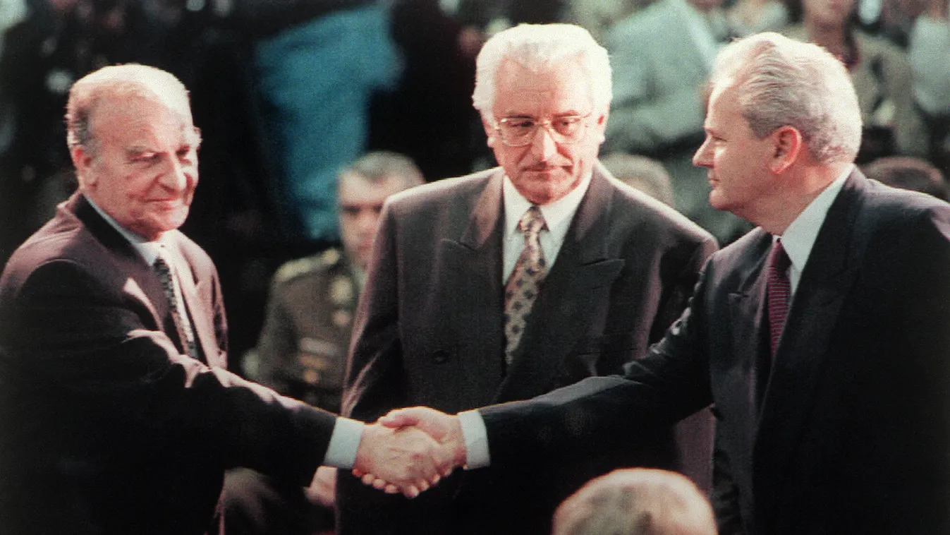 Magyar iszlám Bosnian President Alija Izetbegovic (L) shakes hands with Serbian President Slobodan Milosevic (R) as Croatian President Franjo Tudjman watches, 01 November 1995, during the start of the Proximity Peace T 