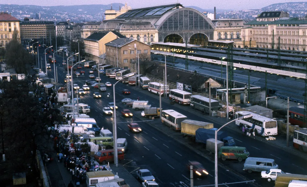 lengyel piac galéria 2021.
Magyarország,
Budapest VIII.
Kerepesi út, KGST piac. Kilátás az Ügetőpálya tornyából a Keleti pályaudvar és a Baross tér felé.
ÉV
1989 