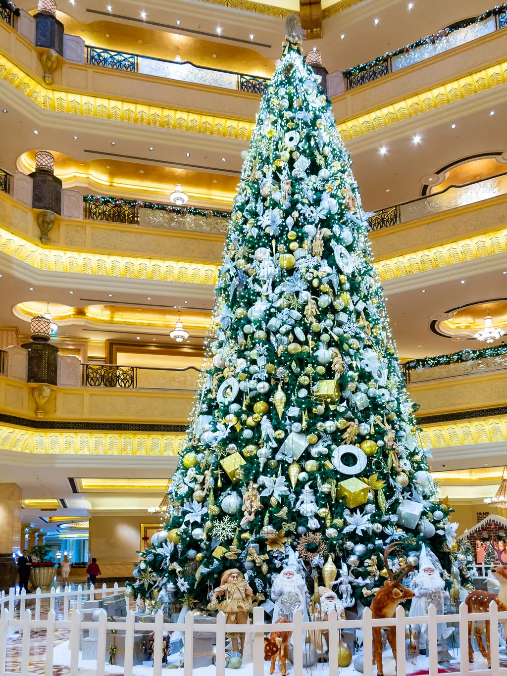 Top 10 legdrágább karácsonyfa  The Emirates Palace Hotel Decorated Christmas Tree 