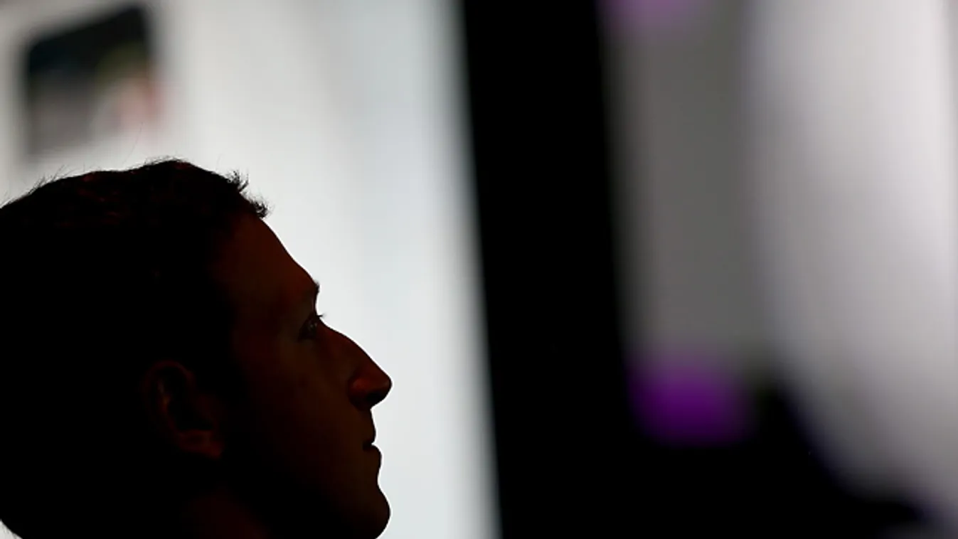 Mark Zuckerberg beszél a Facebook központjában tartott sajtótájékoztatón a kaliforniai Menlo Parkban 