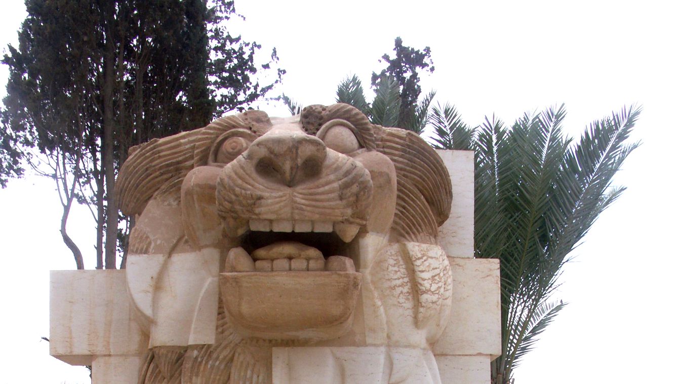 Palmyra museum, courtyard--lion catches gazelle 