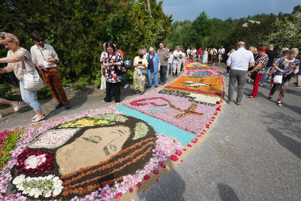 Corpus Christi vallásos körmenet alkalmából virágszőnyeget terítenek le Spycimierzben, Lengyelországban, vallás, kereszténység, felvonulás, virág, virágszirom, ünnep, ünneplés, vallási ünnep 