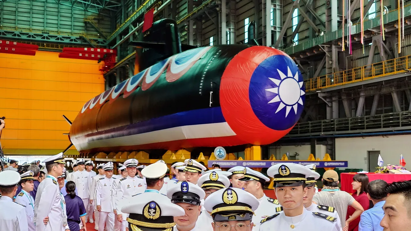 Kaohsziung, 2023. szeptember 28.
Haditengerészek Tajvan első saját fejlesztésű tengeralattjárójának bemutatóján Kaohsziung városában 2023. szeptember 28-án. A Narvál névre keresztelt hajót a tervek szerint később még nyolc követ. A program több ország sza