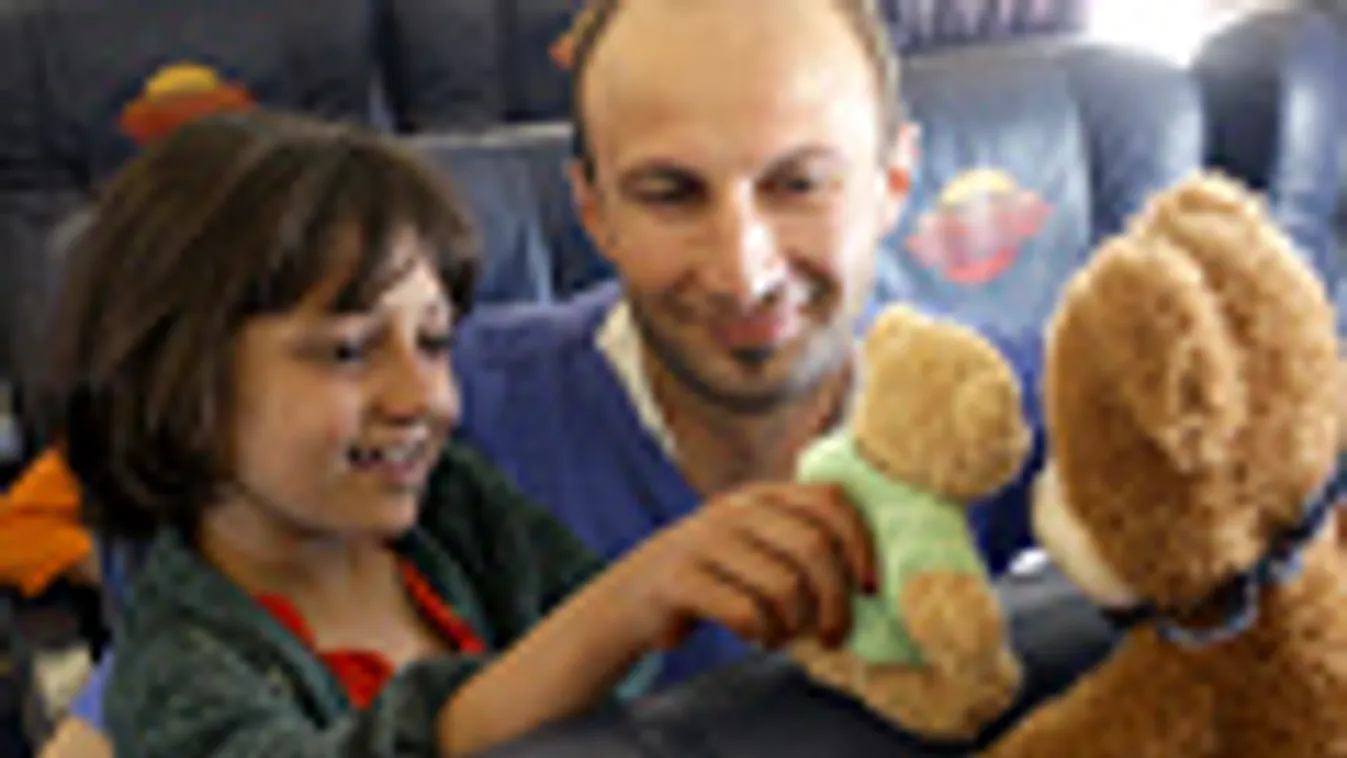 repülés gyerekkel, beteg gyerekeket szállítanak Afganisztánból Németországba