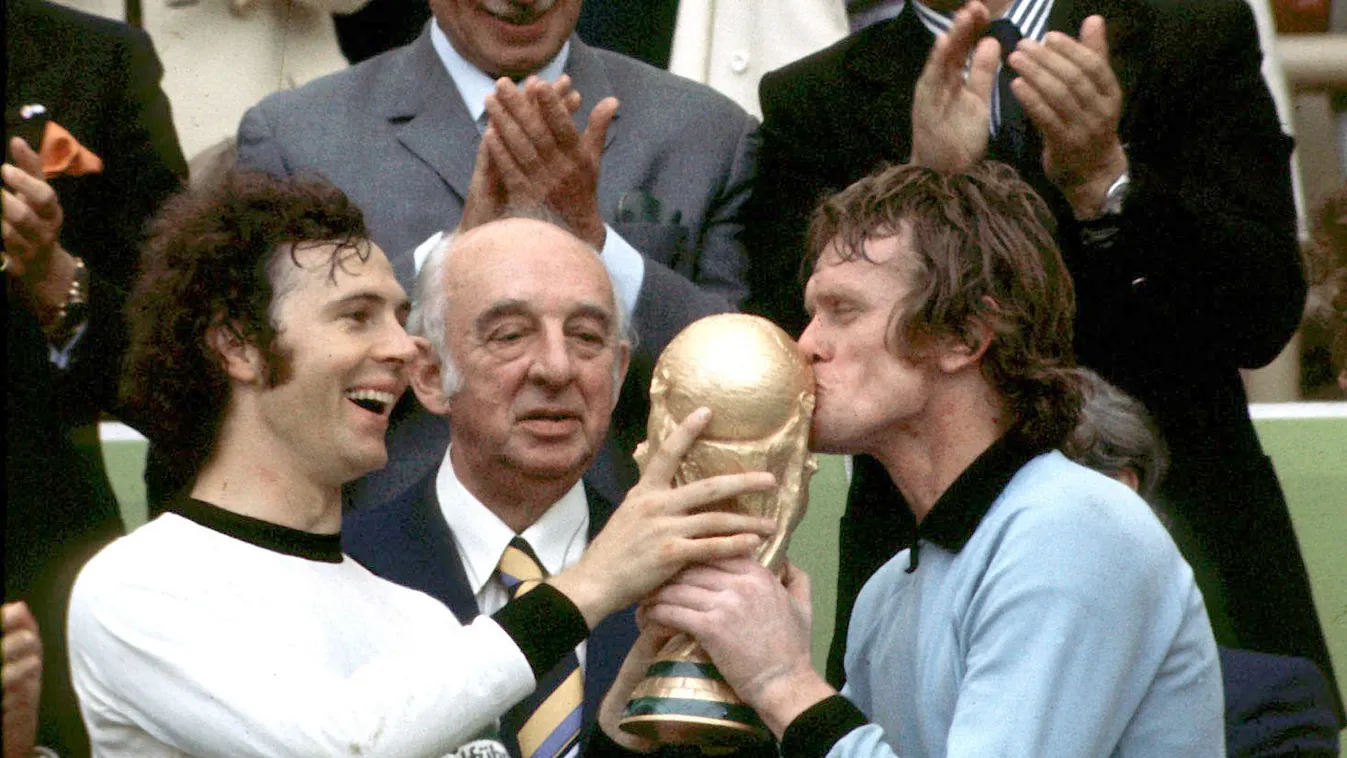 World Cup 1974: German Players with the World Cup Trophy cup sports WORLD CUP historic KISS Germany-Netherlands victory_ceremony World_Cup_trophy celebrate SPO historic_archive historical_archive 1970s 70s seventieth 70th 1970th seventies 1974_FIFA_World_