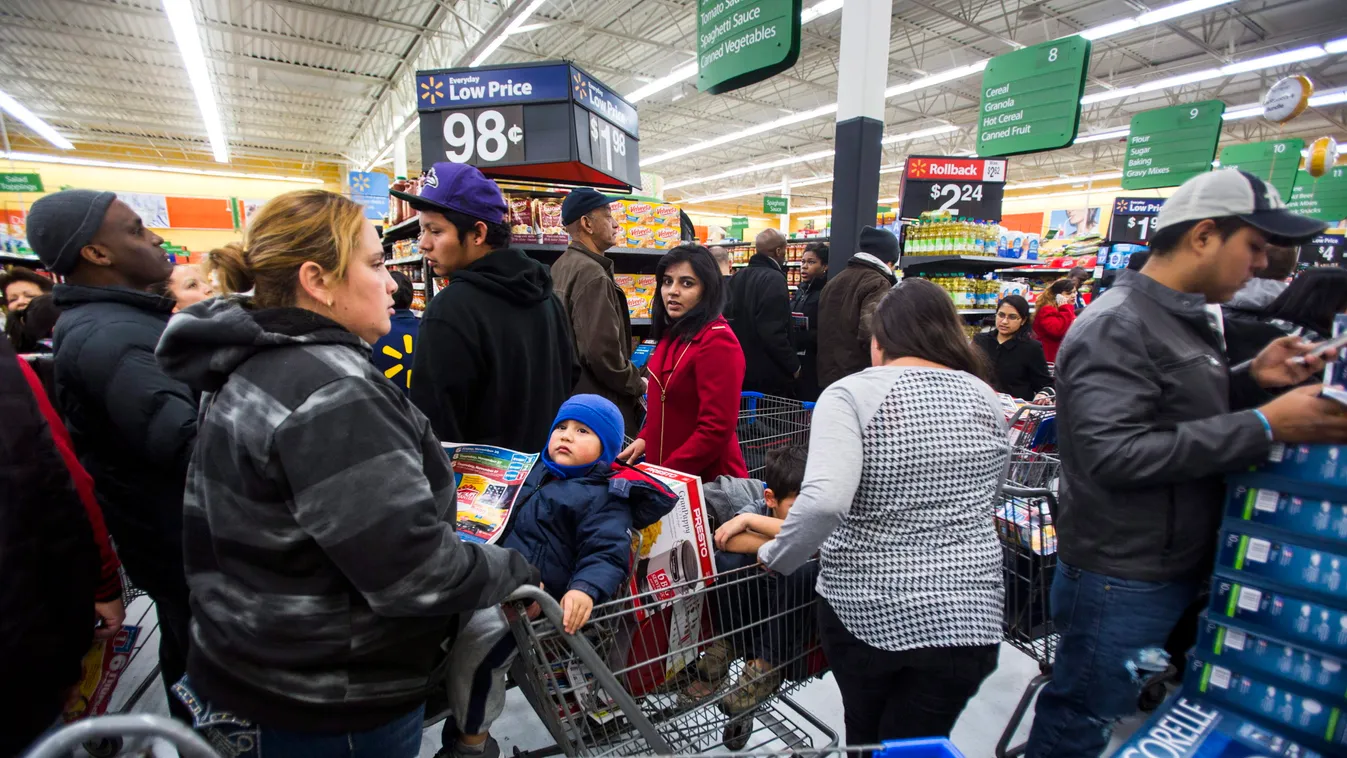 anya gyermekével áruház bevásárlókocsi EGYÉB TÁRGY ÉPÜLET HÉTKÖZNAPI sorban áll SZEMÉLY TÁRGY vásárol Fairfax, 2014. november 28.
Vásárlók a Walmart áruházban a Virginia állambeli Fairfaxban 2014. november 27-én. A hálaadás napja utáni Fekete Péntek (Blac