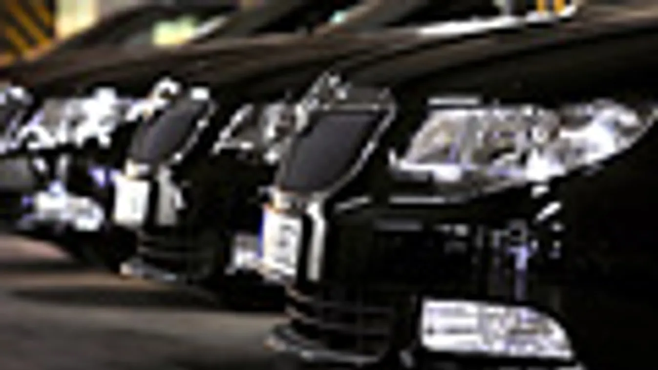 Új Skoda Superb típusú személyautók állnak a Központi Szolgáltatási Főigazgatóság garázsában, kormányzati autó