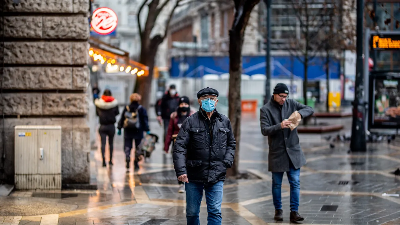 koronavírus, járvány, maszk, esős idő, tél, maszkos emberek, járókelő, Budapest, utca, eső 