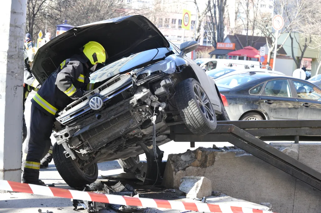 Karambolban életveszélyesen megsérült egy motoros a főváros III. kerületében 2021.02.01. 