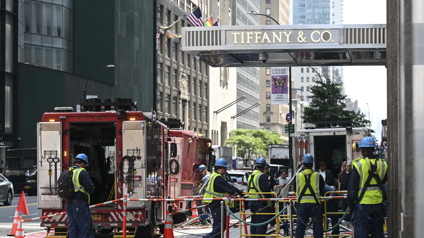 Fire breaks out at Tiffany & Co. store in NYC NYC,fire,firefighters,jewellery,NYC,store,Tiffany & Co,USA Horizontal 
